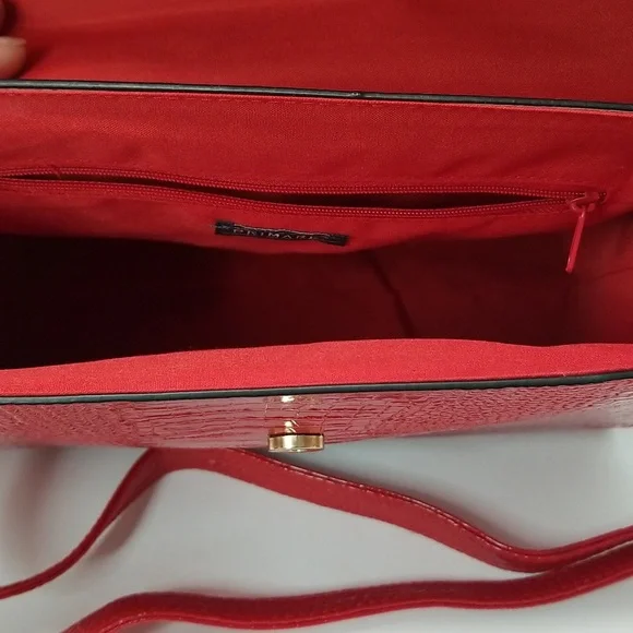 Red Handbag with Straps, Crocodile Pattern, Tiger Head Design Snap Closure NWOT - Picture 8 of 13